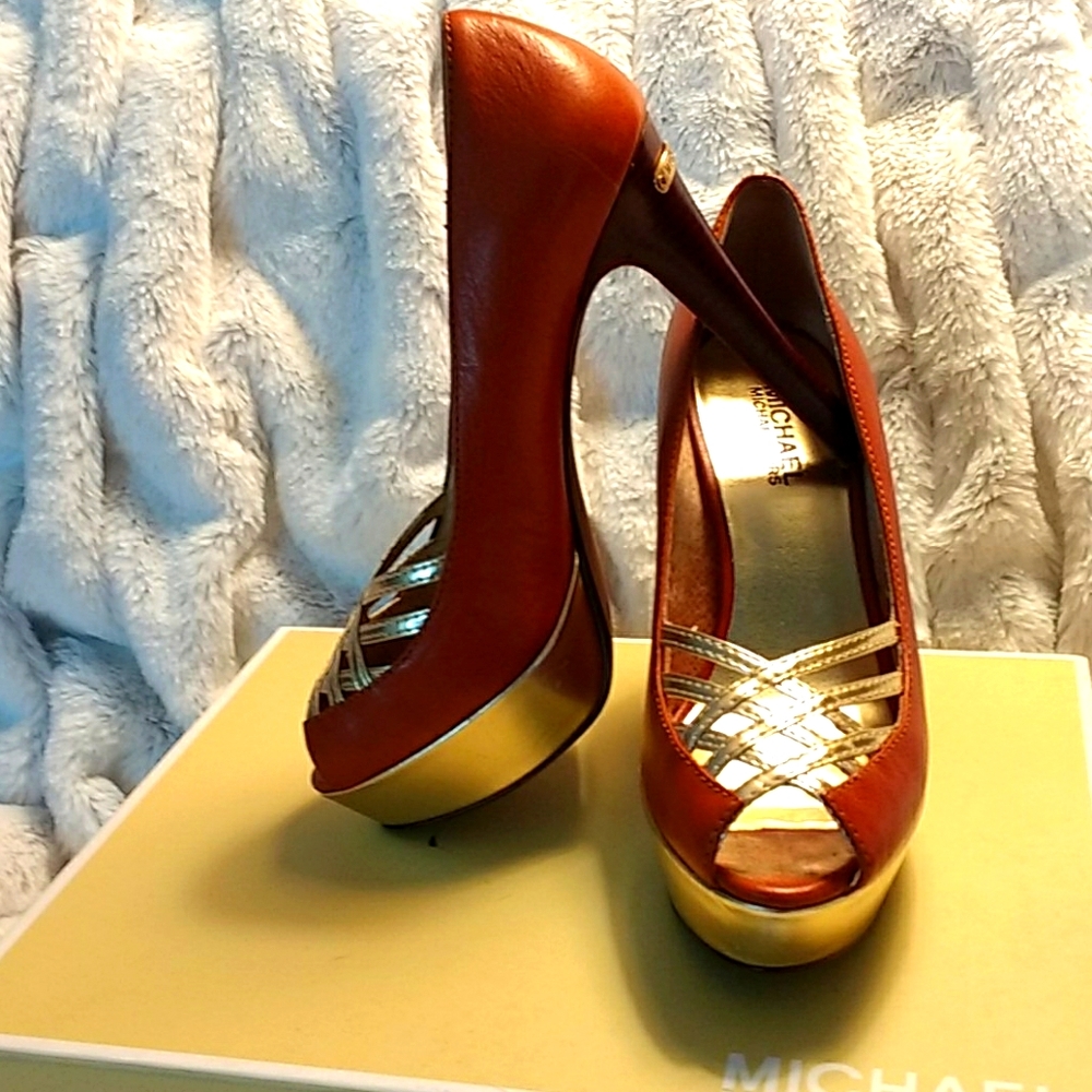 🌠HP🌠 x 2 Michael Michael Kors Luggage/Gold Lana Platforms